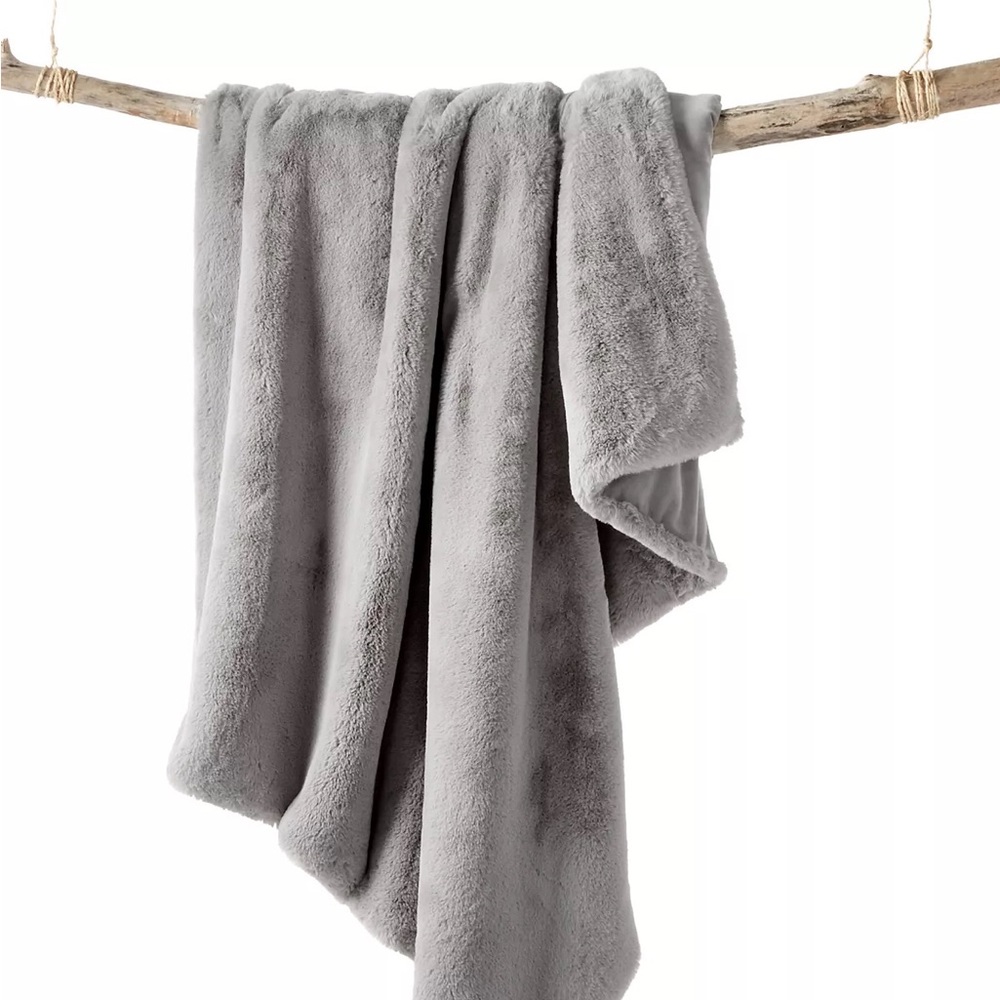 NWT Martha Stewart Faux Fur Blanket Throw - Gray - 50” x 60”